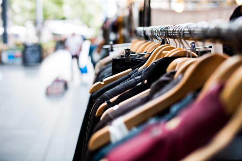 magasin-CORRENS-min_blur_close_up_focus_hanger_jacket_market_people_rack-1176303