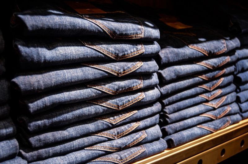 magasin-CORRENS-min_jeans_pants_blue_shop_shopping_shelf_exhibition_buy-940702